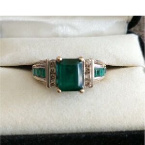 Helzberg 10k deep green emerald and diamond ring